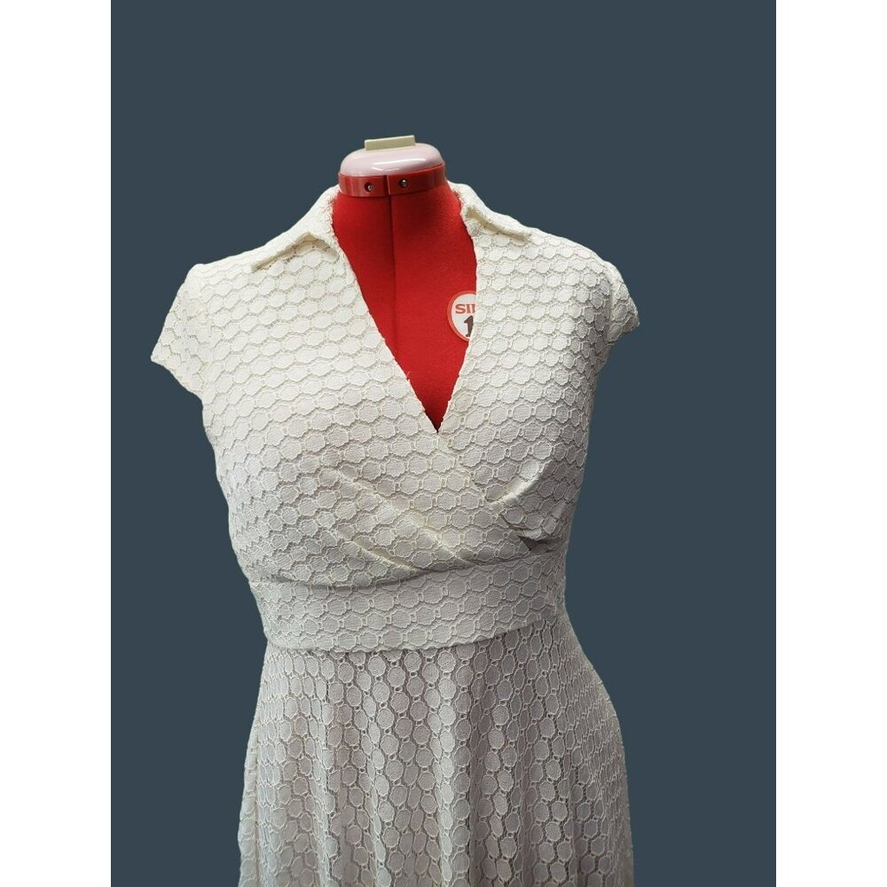Betsey Johnson White Eyelet Fit Flare Dress, Size 12, Collar Cap Sleeve side zip - Picture 2 of 10